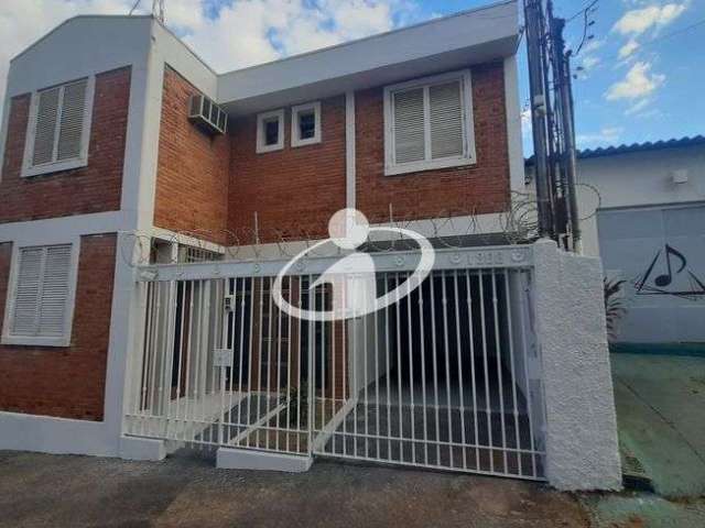 Casa com 3 quartos para alugar no Centro, Uberlândia  por R$ 3.000