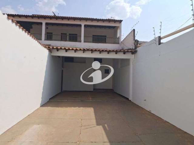 Casa com 2 quartos para alugar em São Jorge, Uberlândia  por R$ 1.900