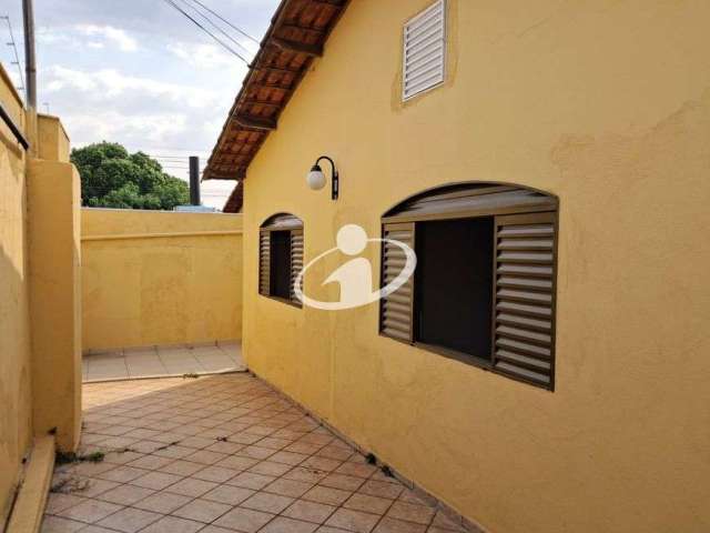 Casa com 4 quartos para alugar no Daniel Fonseca, Uberlândia  por R$ 2.600