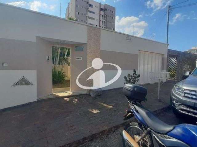 Casa com 3 quartos para alugar no Conjunto Segismundo Pereira, Uberlândia  por R$ 4.500