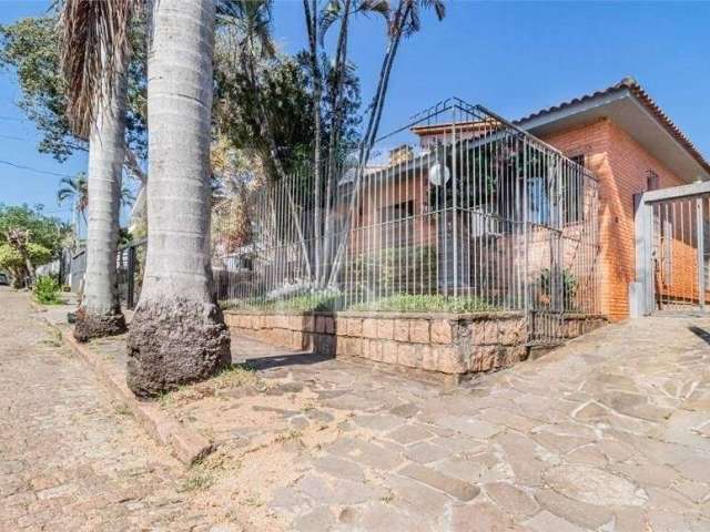 Casa com 3 quartos à venda na Rua Professor Fernando Carneiro, 112, Três Figueiras, Porto Alegre por R$ 1.450.000