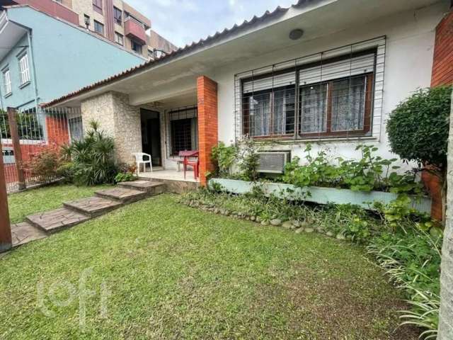 Casa com 3 quartos à venda na Portugal, 539, Higienópolis, Porto Alegre por R$ 870.000