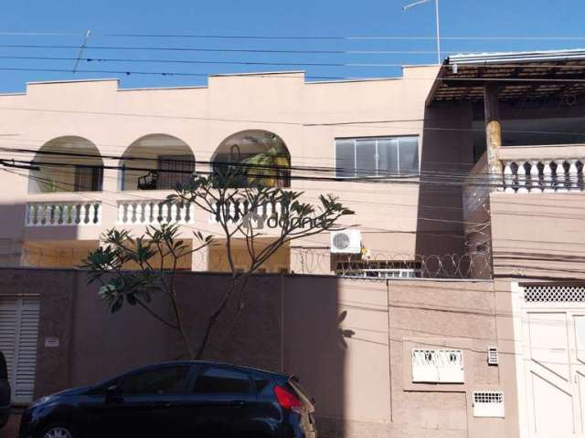 Casa com 3 quartos à venda na Rua Doutor Silvério José Bernardes, Mercês, Uberaba, 347 m2 por R$ 630.000