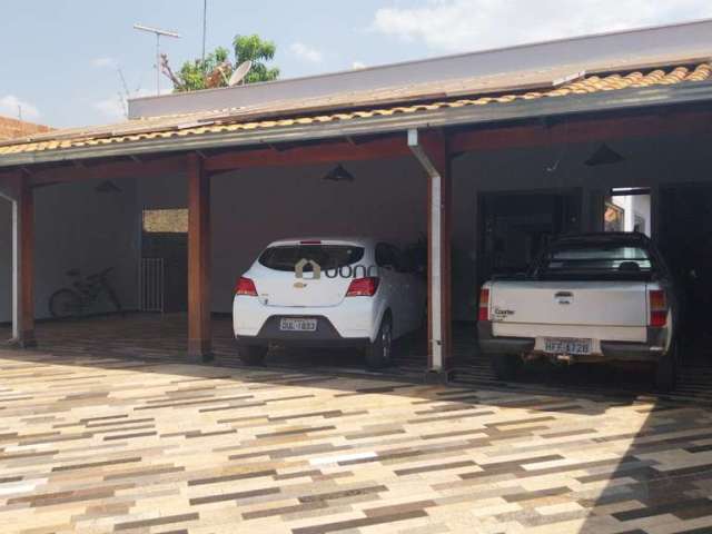 Casa com 3 quartos à venda na Rua Coromdel, Abadia, Uberaba por R$ 750.000