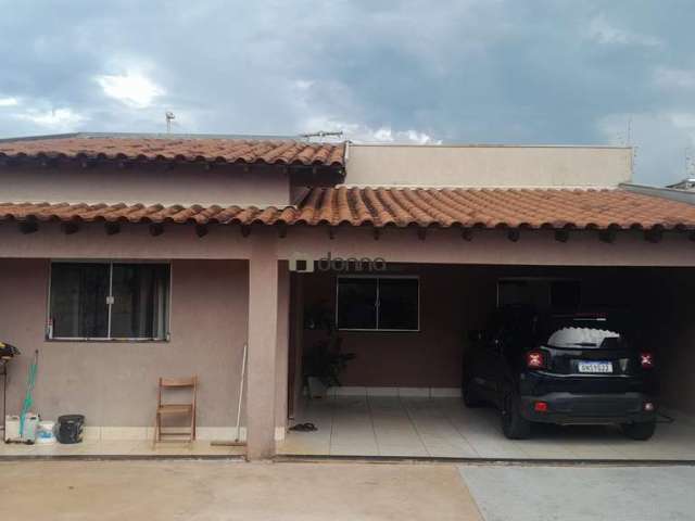 Casa com 3 quartos à venda na Rua Valter Ferreira de Souza, Jardim Nenê Gomes, Uberaba por R$ 685.000