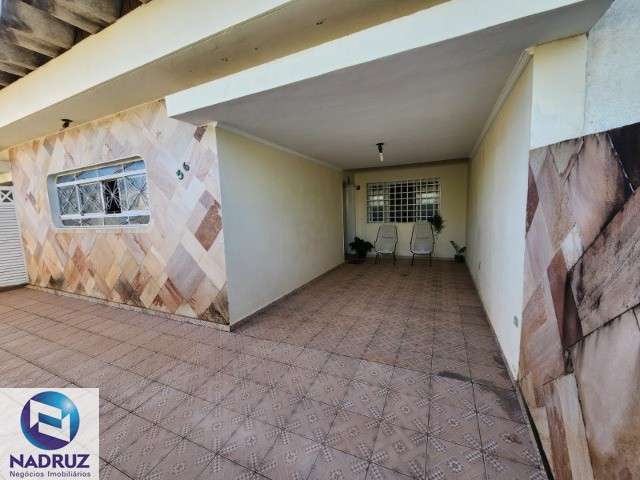 Imperdível casa à venda em São José do Rio Preto-SP, bairro Santa Cruz: 3 quartos, 1 suíte, 2 salas, garagem e 242m²!