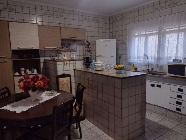 Imperdível oportunidade: Casa à venda em São José do Rio Preto-SP, bairro São Francisco, com 3 quartos, 1 suíte, 1 sala, 2 banheiros, 2 vagas e 134m².