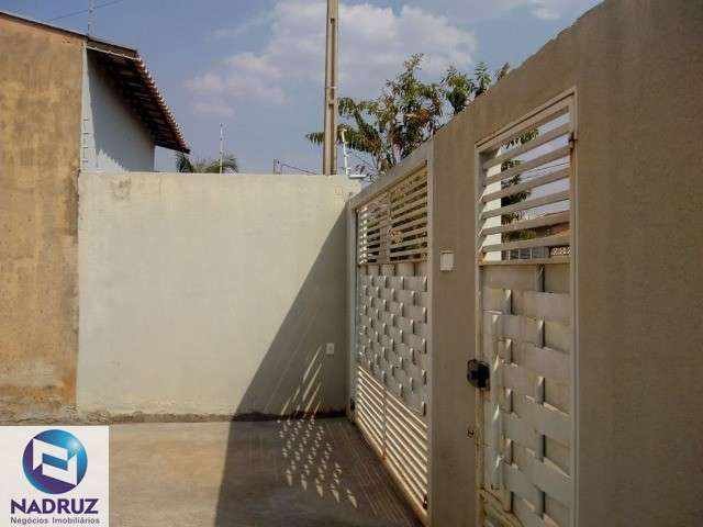 Casa à venda em São José do Rio Preto, sala, cozinha tipo americana, dois quartos, 1 banheiro social, garagem para 2 carros, quintal grande, muro alto