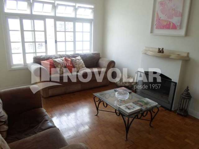 Oportunidade Única! Linda Casa Assobradada com 03 Suítes e Amplos Ambientes.