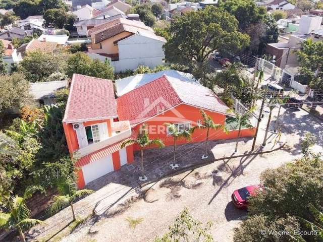 Casa com 3 quartos à venda na Rua Alfredo Varela, 305, Teresópolis, Porto Alegre por R$ 750.000
