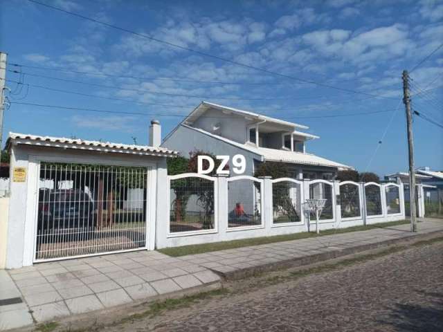 Casa com 3 dormitórios no bairro em capão novo!