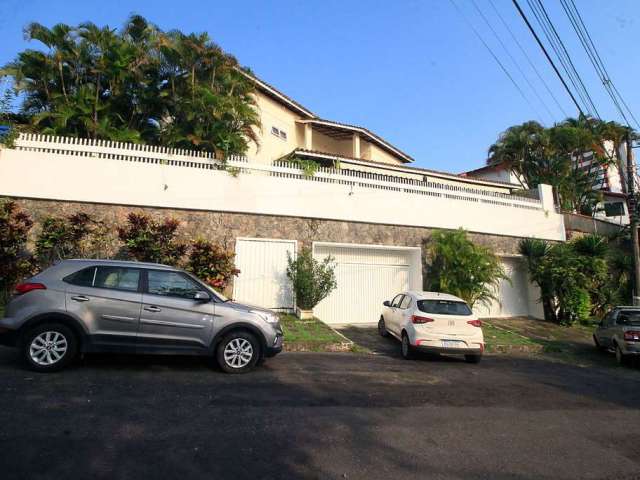 Casa Quatro Quartos para Venda no Caminho das Árvores.