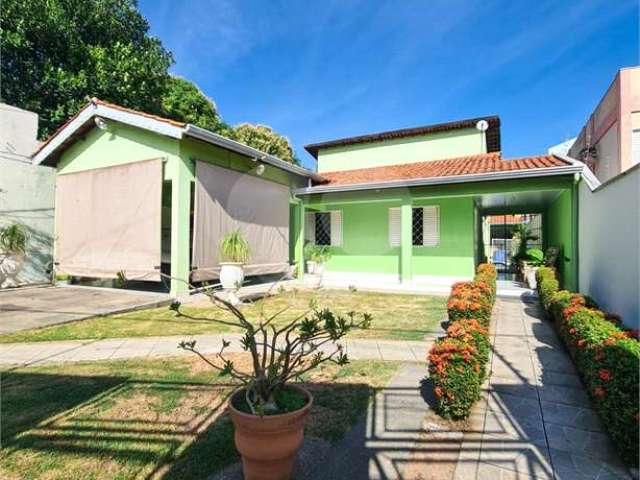 Casa Térrea à venda no Bairro Areão com 3 dormitórios, suíte, amplo espaço de lazer e piscina