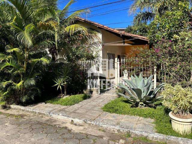 Linda casa com 4 quartos, piscina e área de lazer em rua fechada em Itaipu.