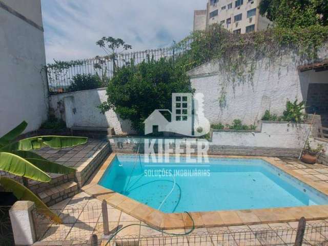 Linda casa com piscina em condomínio - Fonseca