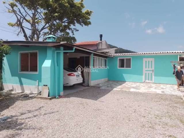 Casa com 2 quartos à venda na Rua Monte Cambirela, 30, Praia de Fora, Palhoça, 80 m2 por R$ 299.000