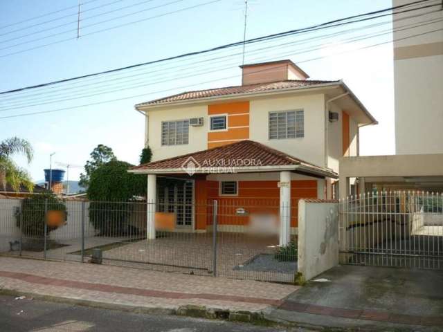 Casa com 3 quartos à venda na Rua Ulisses Siqueira Lima, 141, Forquilhas, São José, 218 m2 por R$ 680.000