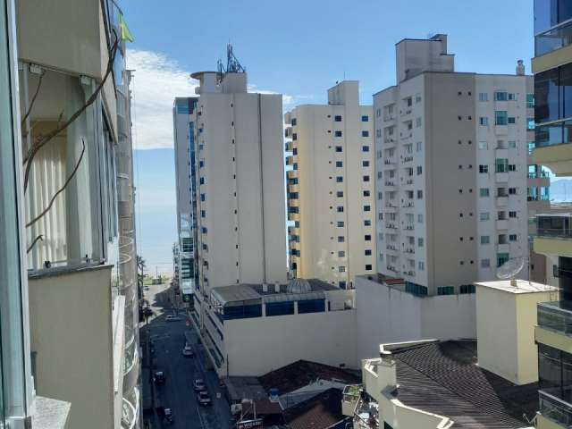 Apartamento mobiliado com 03 quartos na Meia Praia