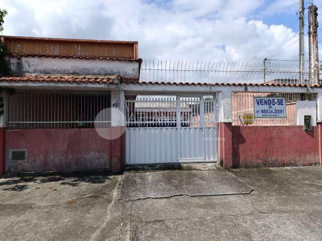 Casa à venda com 03 quartos na Rua Maneco Viana, Paranaguá - PR