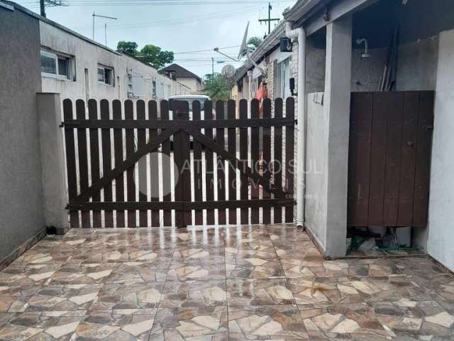 Casa em Matinhos com 3 quartos   sendo 1 suíte  a 290 metros do mar em Matinhos