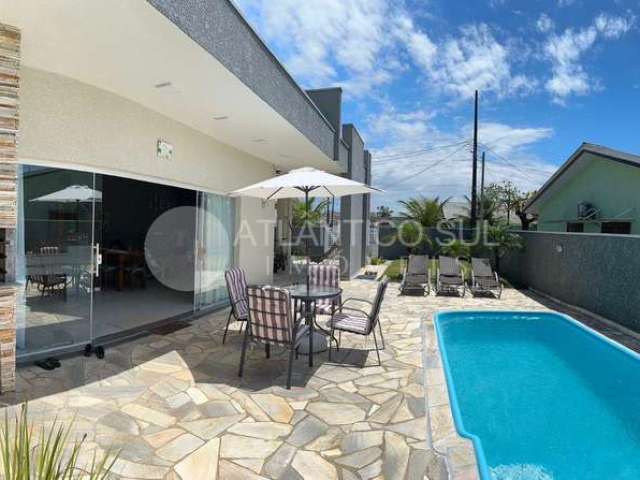 Casa na praia com piscina em SHANGRI-LÁ, PONTAL DO PARANA - PR