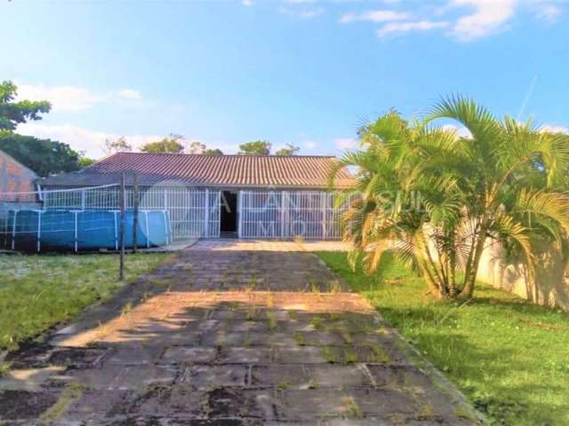 Casa à venda, a 650 metros do mar, com 03 dormitórios, MATINHOS - PR