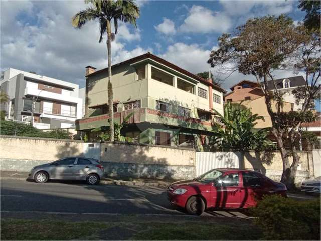 Oportunidade casa a venda em bairro nobre de Poços de Caldas!