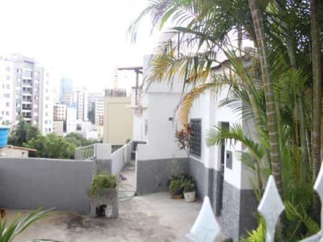 Lote de 228 m2 a venda juntamente com outros lotes de ambos os lados.