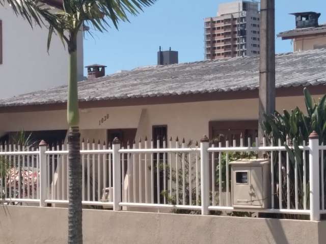 Linda Casa de 4 dormitórios á venda em Torres