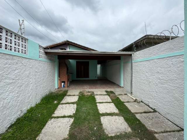 Casa à venda no bairro Jardim Tarumãs em Caraguatatuba, SP - 02 dormitórios, sala, cozinha, lavanderia e quintal espaçoso