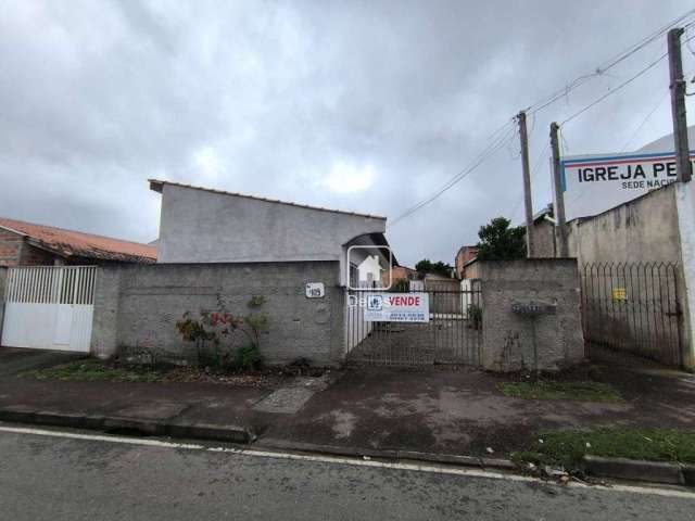 Casa com dois dormitórios e área livre de terreno