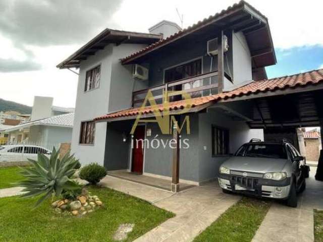 Casa à venda c/ 03 dormitórios, sendo 1 suíte na Pedra Branca - Palhoça/SC.