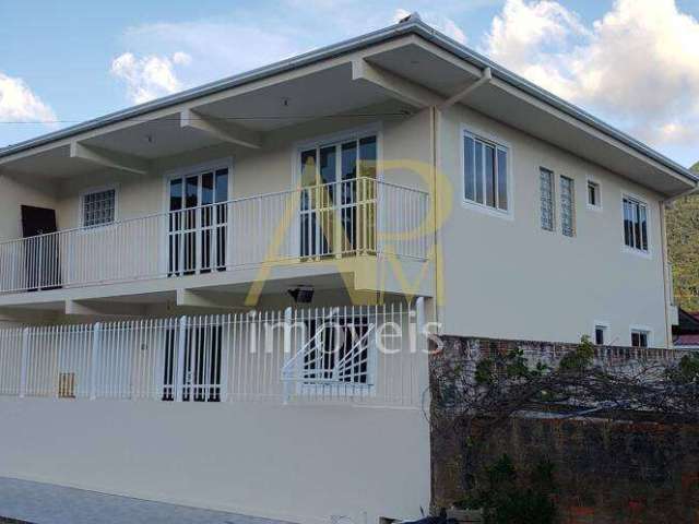 Casa à venda na Praia de Fora: 5 dorm (2 suítes), com piscina e financiável