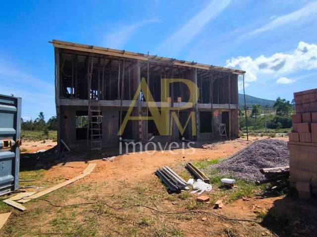 Sobrados com 75m² c/ 2 suítes, em construção na Nova Gov. Celso Ramos