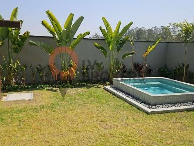 Espetacular casa em condomínio à venda em Mogi das Cruzes-SP, bairro Cézar de Souza, 03 suítes, rooftop, 2 salas, 5 banheiros, 4 vagas de garage.