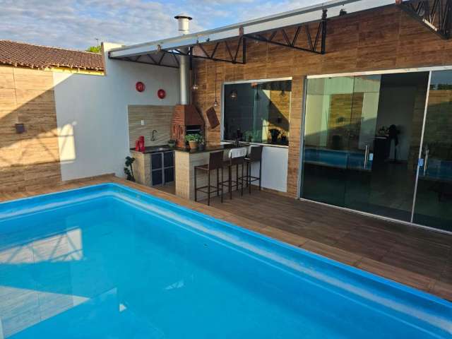 Linda casa com piscina e churrasqueira