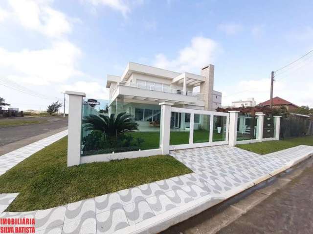 Casa com 4 dormitórios, próxima ao mar