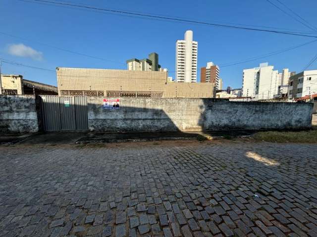 Oportunidade Imperdível: Casa Antiga de Esquina no Barro Vermelho com Grande Potencial para Modernização e Valorização!