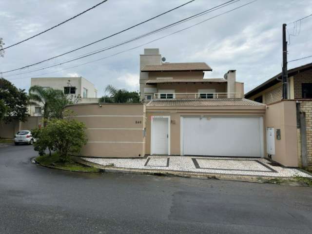 Aluga- se anual casa com piscina e vista mar em balneário camboriú/sc