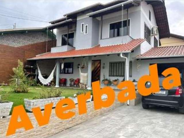 Llinda casa averbada com 4 quarcos com suíte