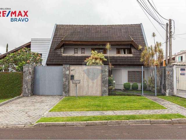 Casa com quintal, 4 quartos, 4 salas, vagas pra 7 carros, no Bairro Jardim das Américas com 597m2 de terreno e 336m2 de construção, Curitiba PR