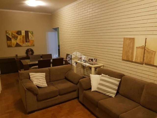 Apartamento de 2 dormitórios no bairro Menino Deus em Porto Alegre.