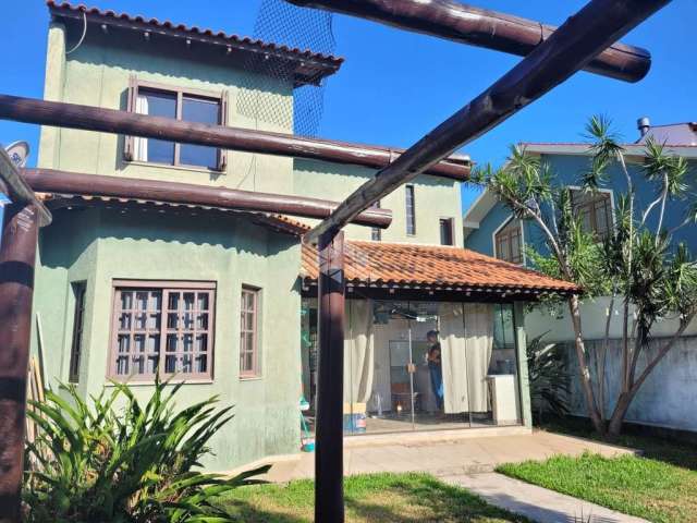 Casa com 4 dormitórios, 02 suítes e um térreo, amplo pátio arborizado nos fundos.