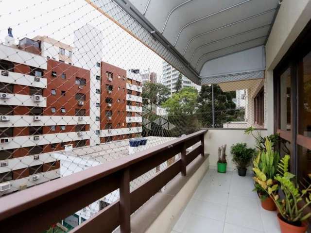 Apartamento três quartos com duas vagas no Bela Vista