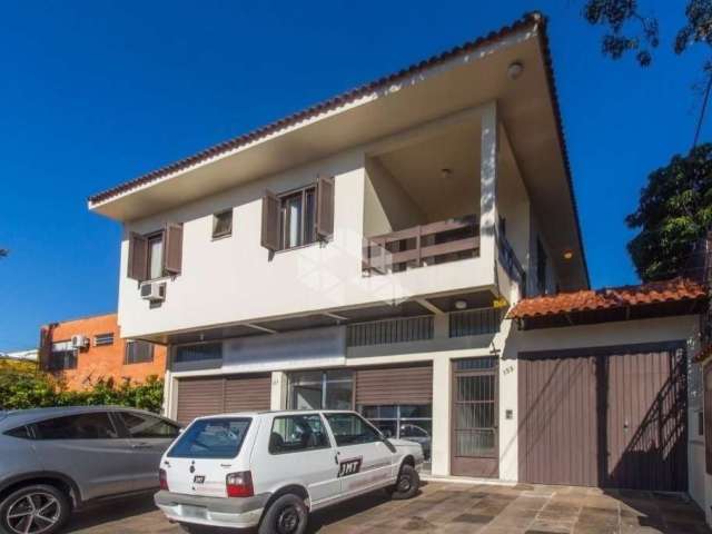 Casa 3 dormitórios no bairro Vila Ipiranga em Porto Alegre !