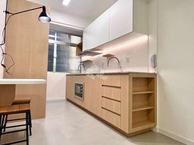 Apartamento um quarto, reformado, na Cidade Baixa