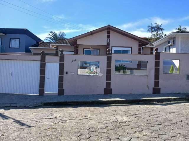 Casa com 3 dormitórios/quartos ,  no bairro são francisco - santo amaro da imperatriz com 435 m²