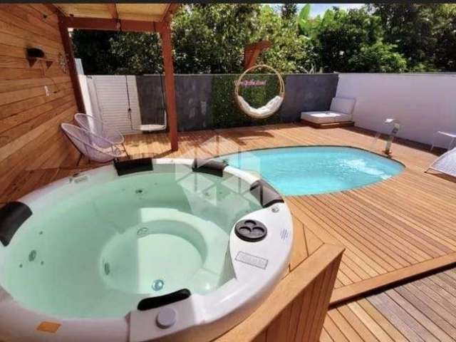 Casa com 4 dorm, com piscina  poucos metros da praia de Jurere