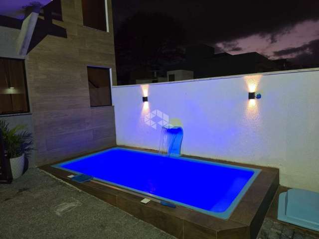 Casa tipo sobrado, 3 quartos , uma suite, vaga para dois carros e piscina.