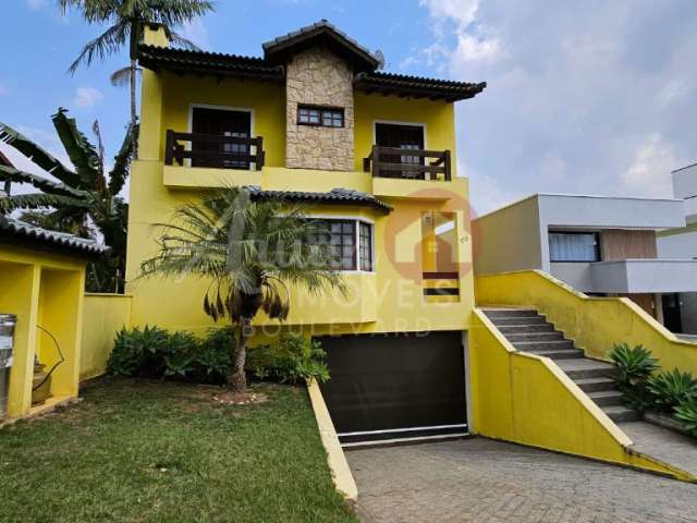 Casa para venda no condominio Aruã com 03 dormitórios e fundo reserva.